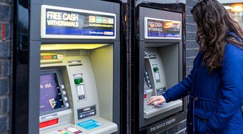Photo of ATM से इन ट्रांजेक्शन पर बैंक नहीं ले सकते कोई चार्ज, जानिए अपने अधिकार
